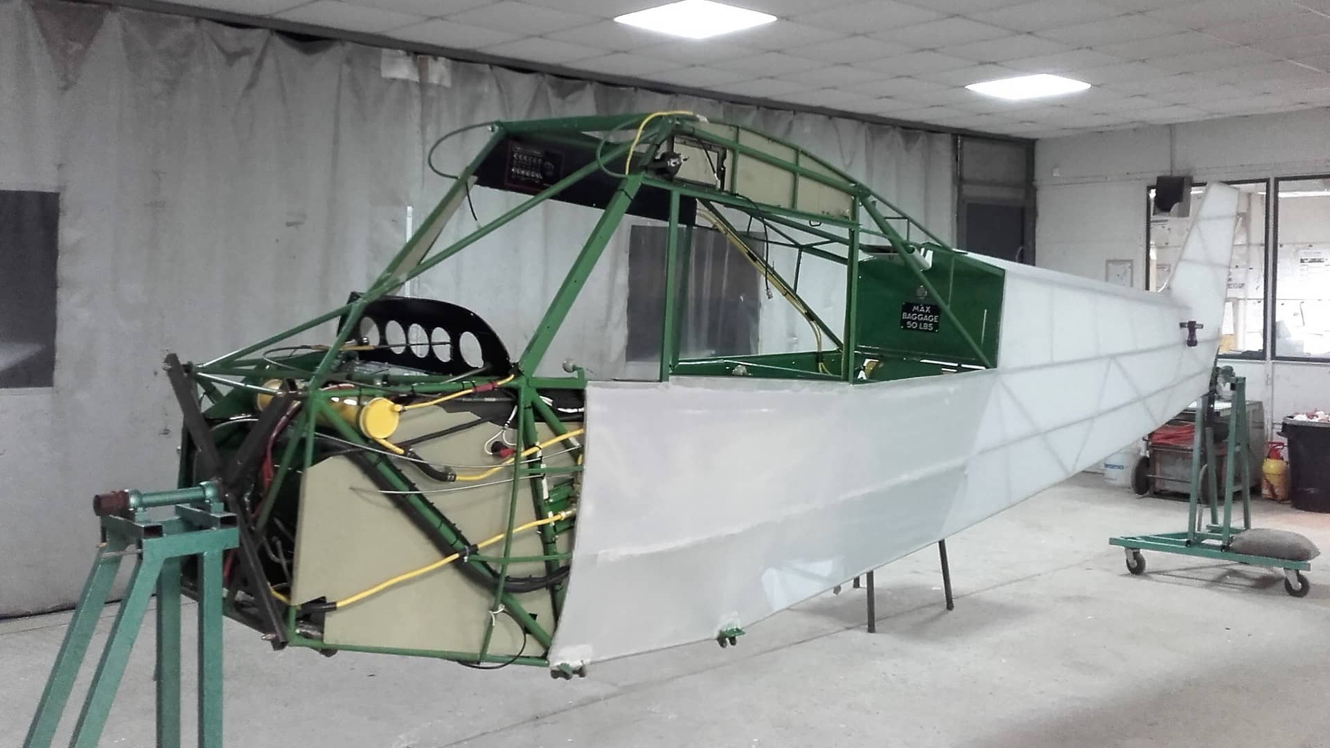 atelier-maintenance-aeronautique-entoilage-fuselage